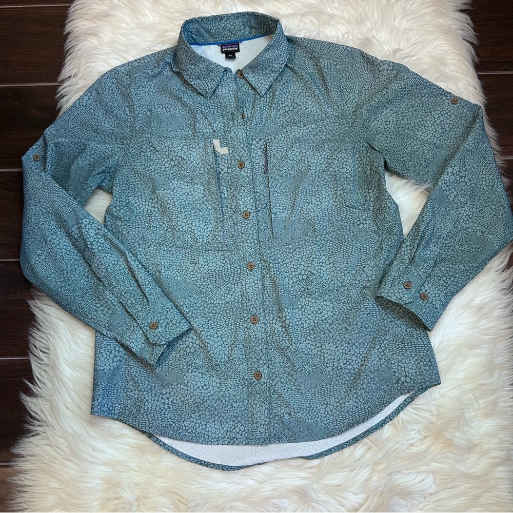 Patagonia Sol Patrol Button Down Womens Shirt Size XS Fish AOP Lightweight Prep